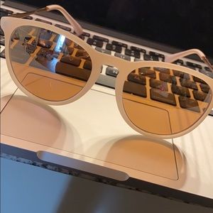 Sunglasses with pink/rose gold trim